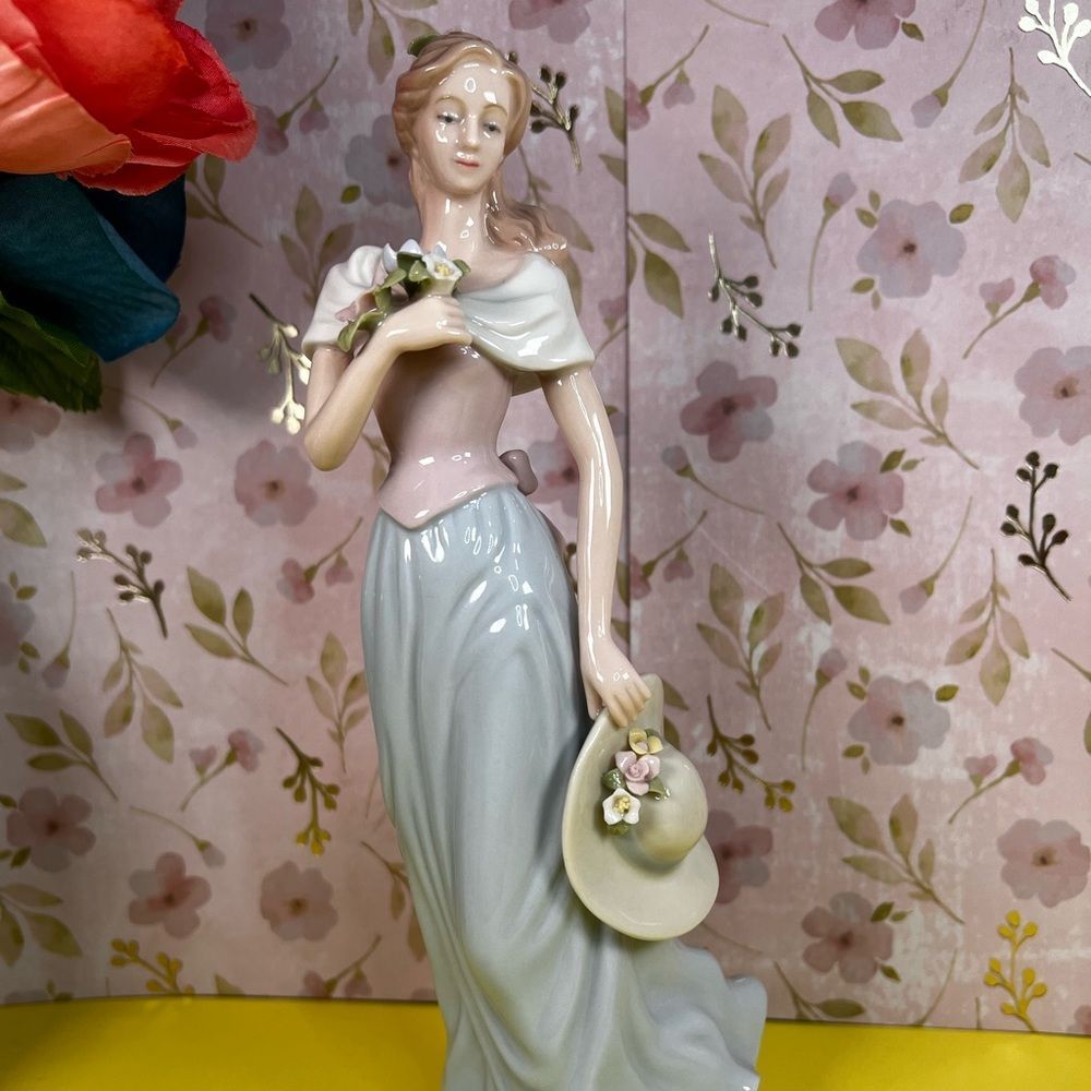 Avon Kathleen”A SPRING STROLL” Beauty Porcelain Figurine Moments & Memories 2002